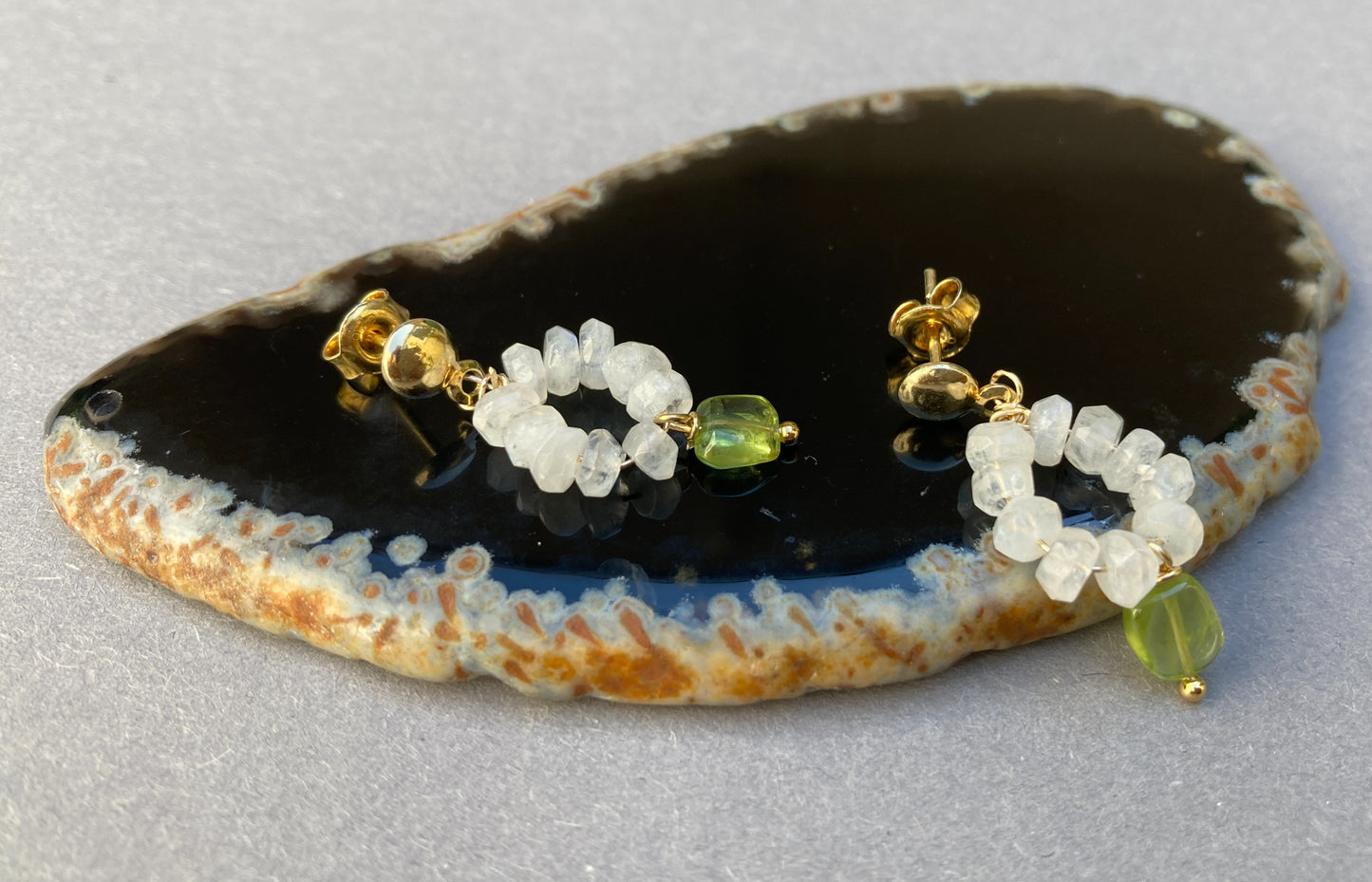 Maansteen en Peridot oorbellen – Handgemaakt in Enkhuizen