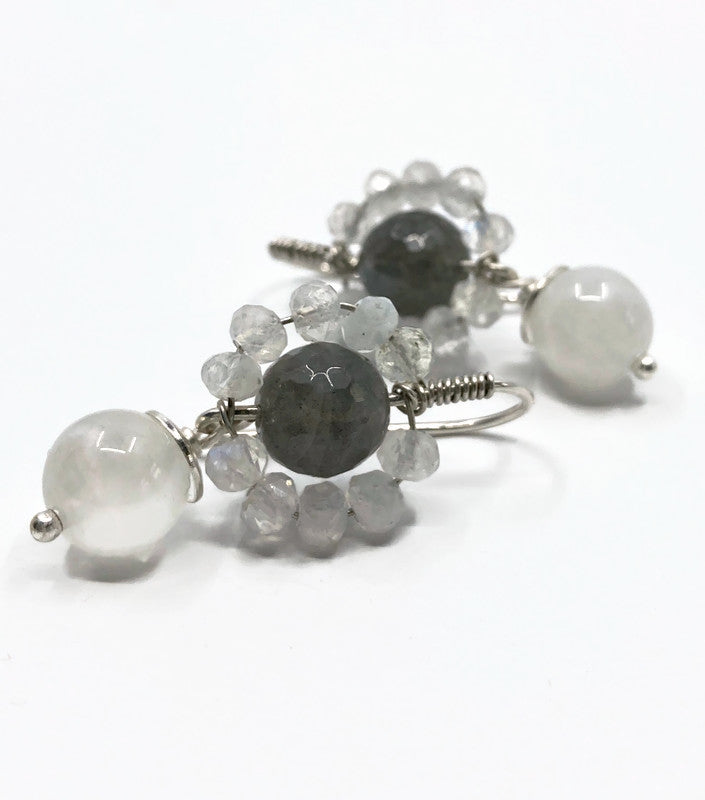 Silberne Blumenohrringe aus Mondstein und Labradorit