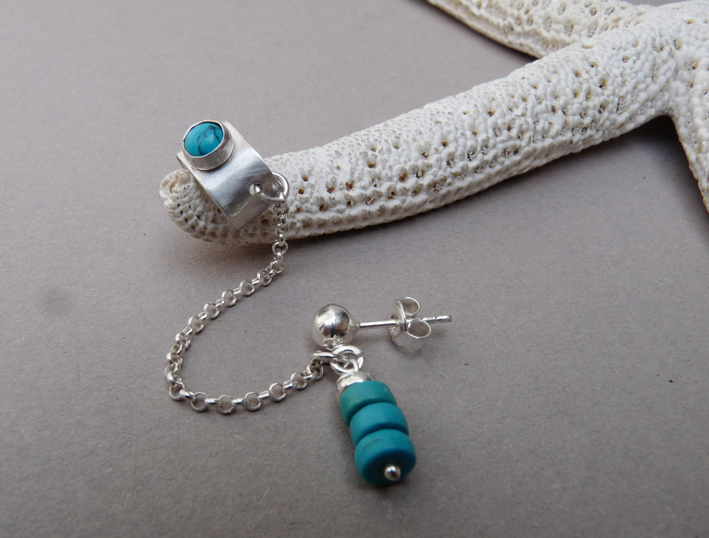 Moderner Herren-Ohrstecker mit Kette und türkisfarbenen Ohrsteckern