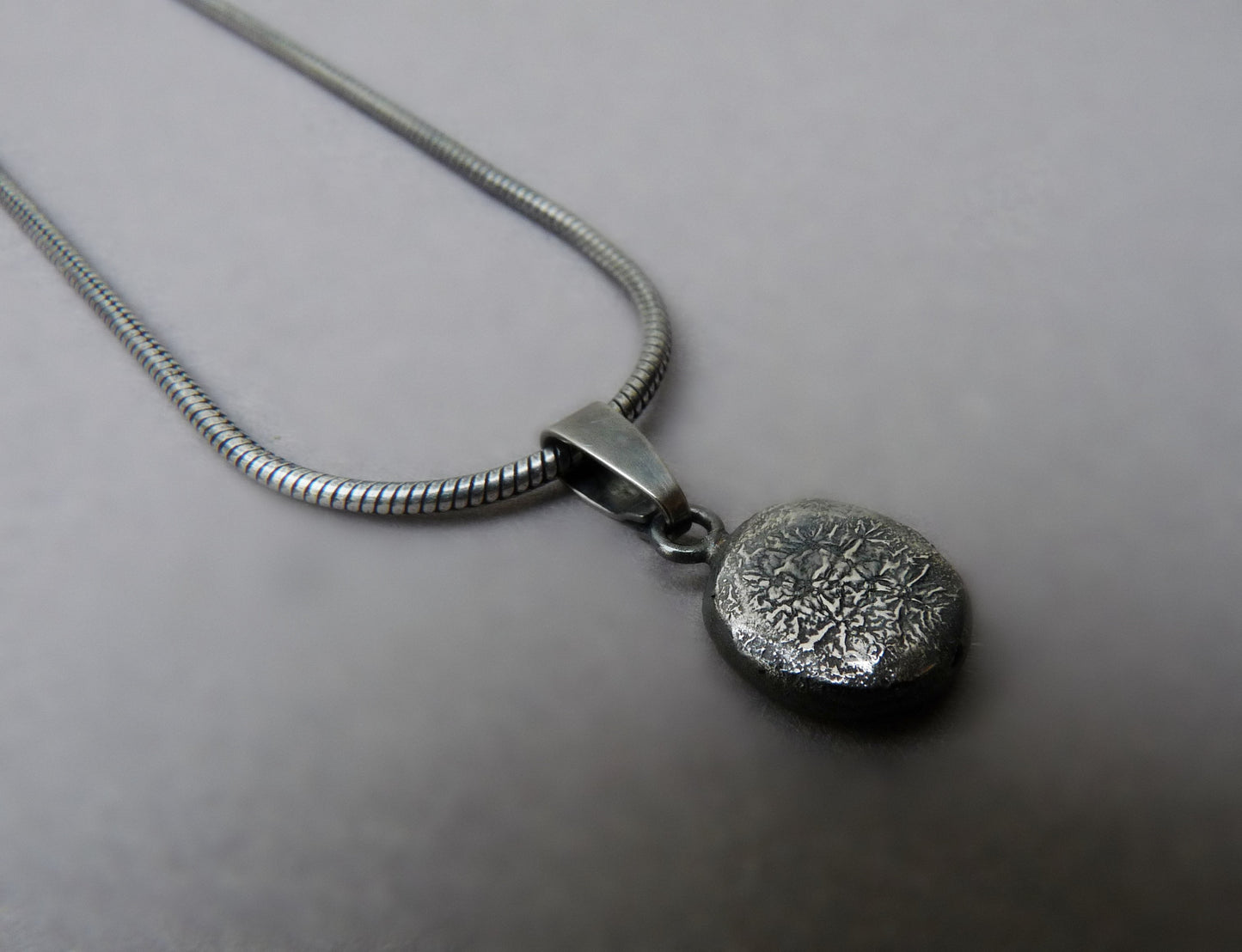 Handgemaakte ruw zilveren heren ketting voor de moderne man