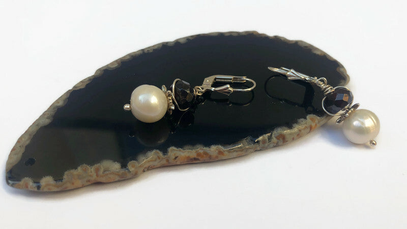 Schmuck aus Enkhuizen: Silberohrringe mit Granat und Perle