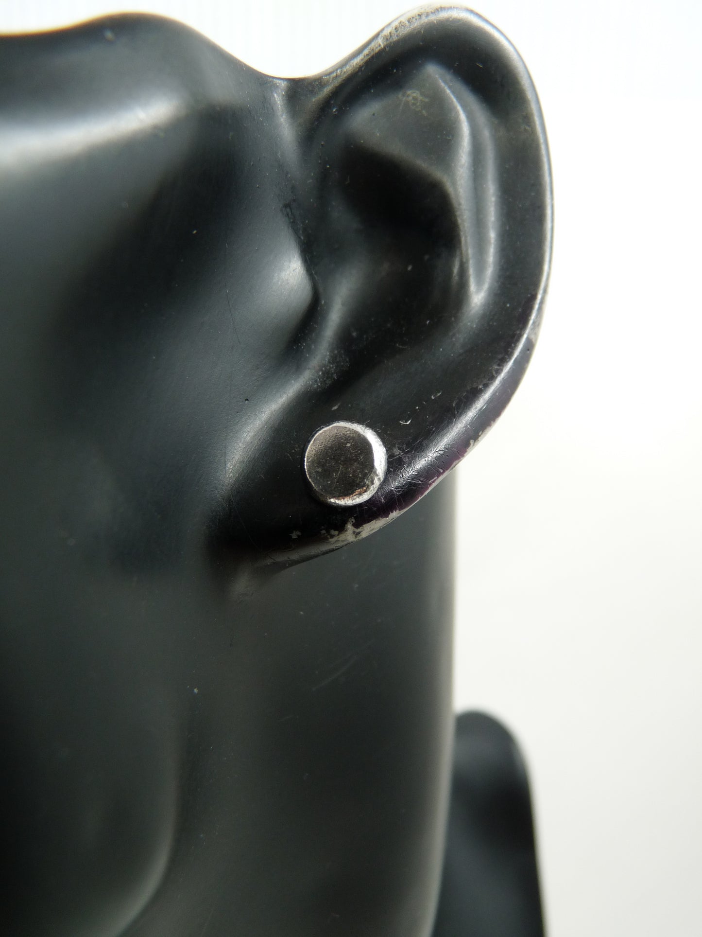 Heren oorknopjes in ruw zilver, sieraden uit Enkhuizen