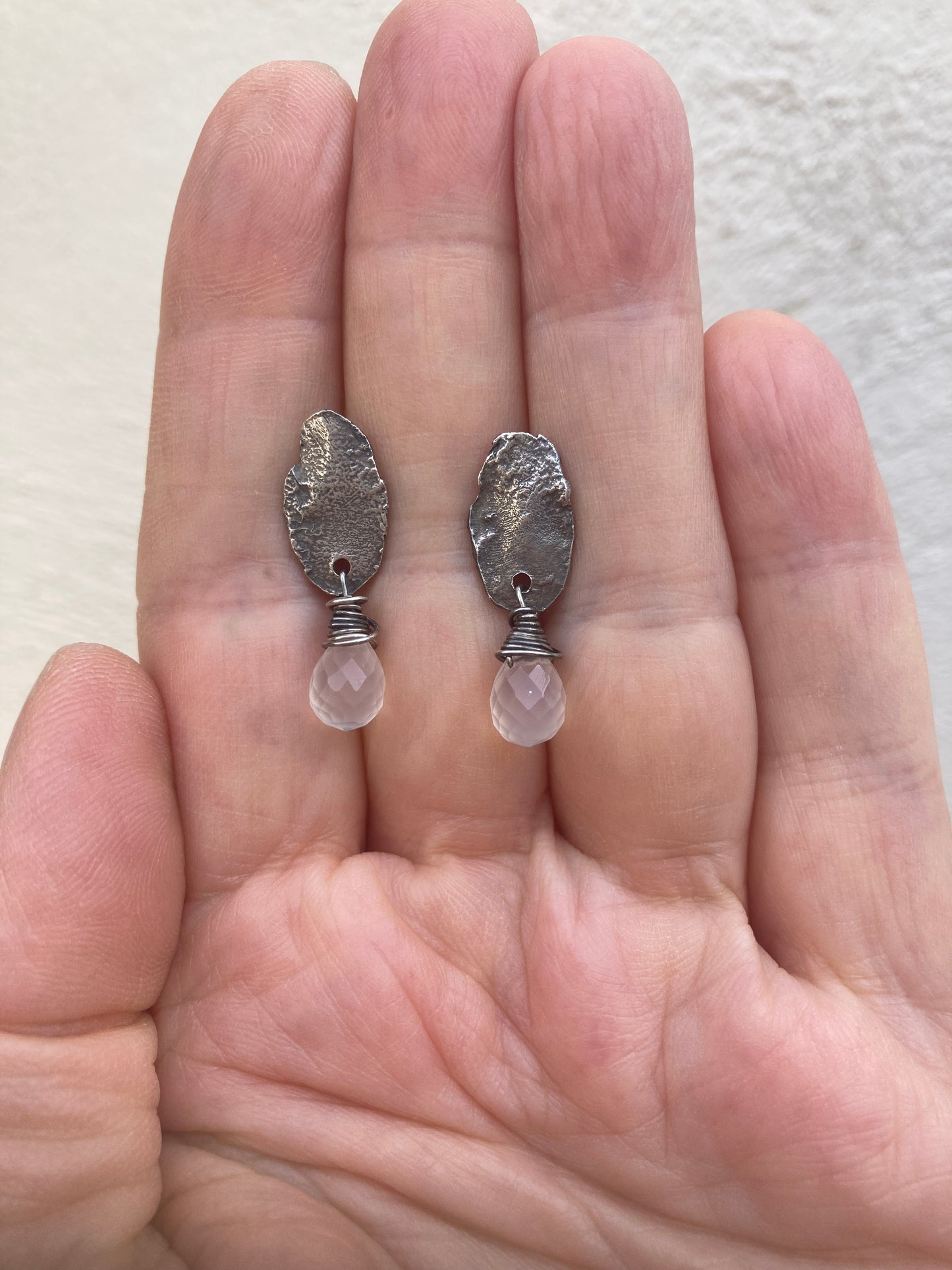 Handgefertigte Ohrringe aus Sterlingsilber mit Mondsteintropfen