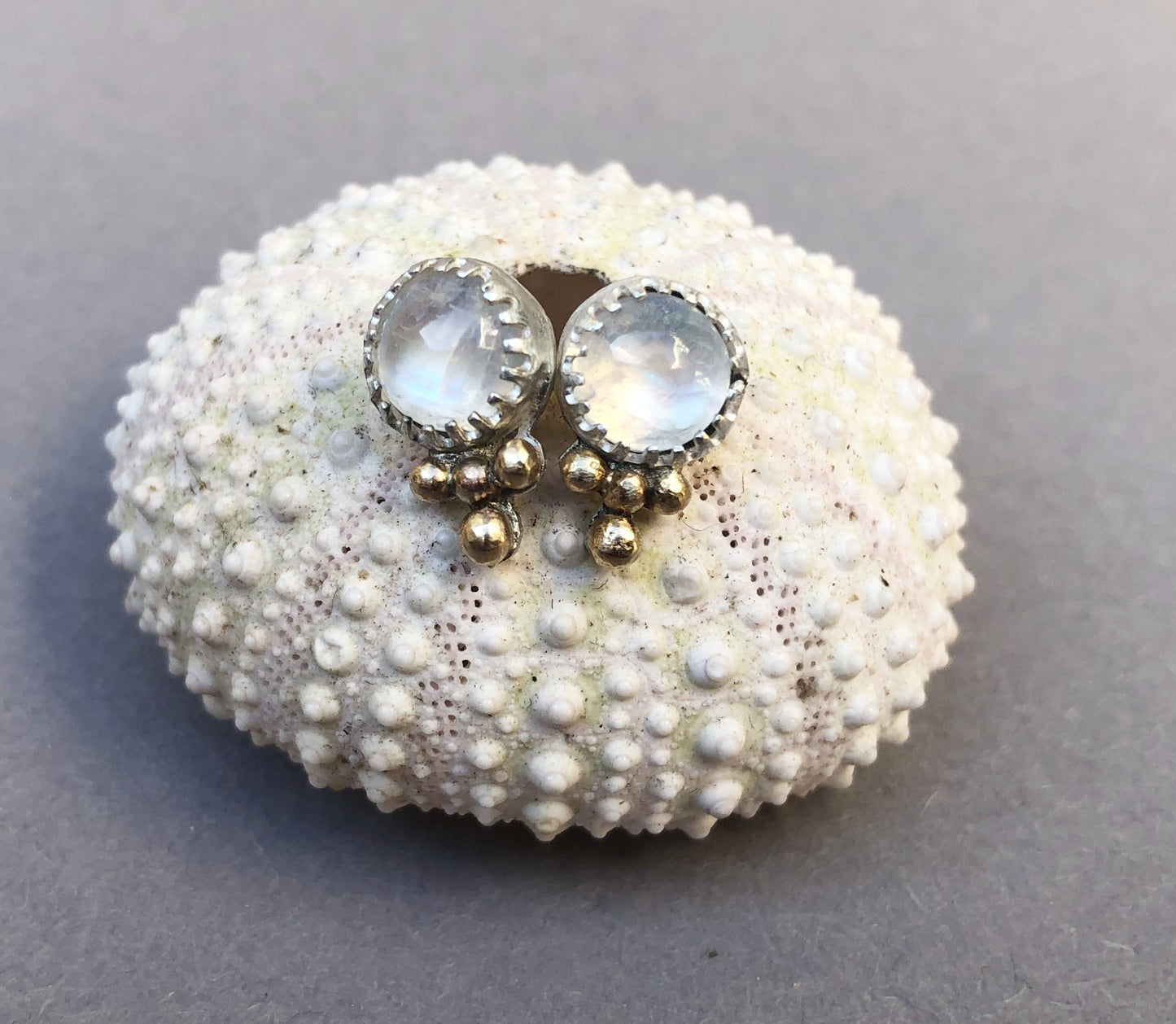 14 Karat Gold Brautohrringe mit Mondstein – Handgefertigt & zeitlos