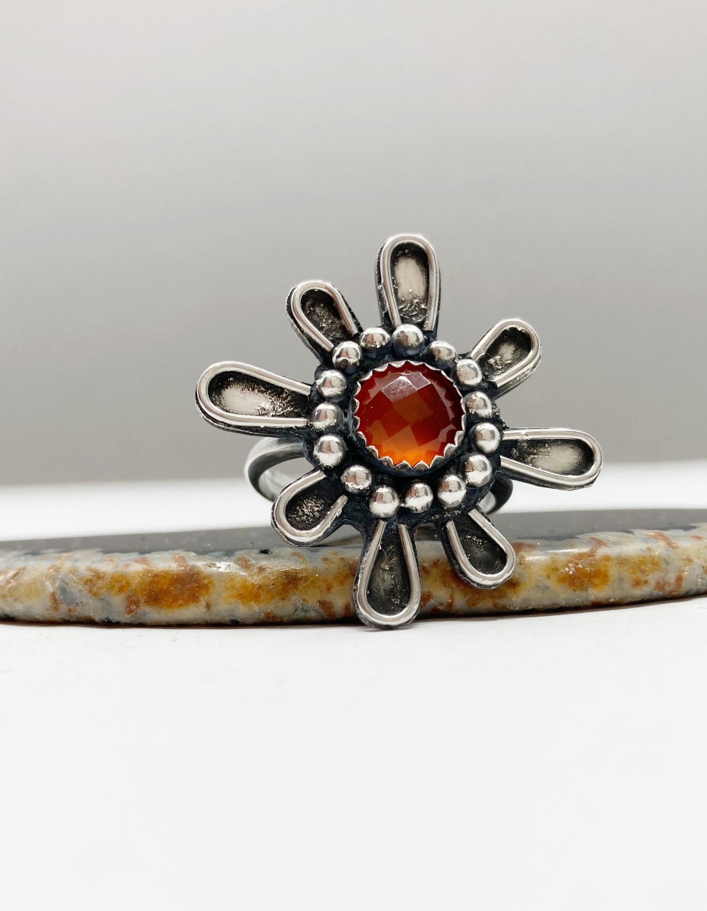 Karneol-Silberring — Statement-Ring in Blütenform handgefertigt