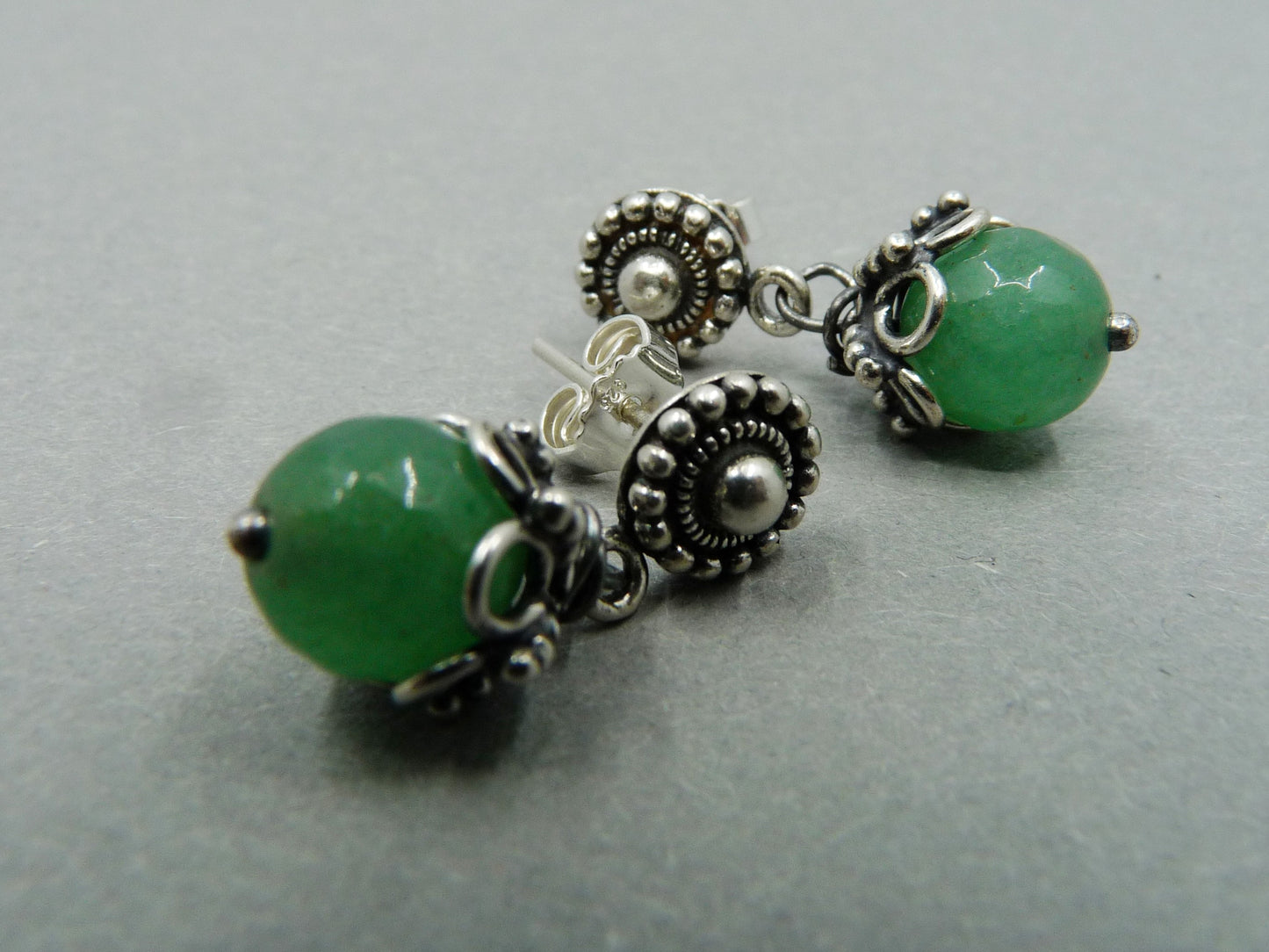 Oorknopjes met groene Jade en zwaar Bali zilver