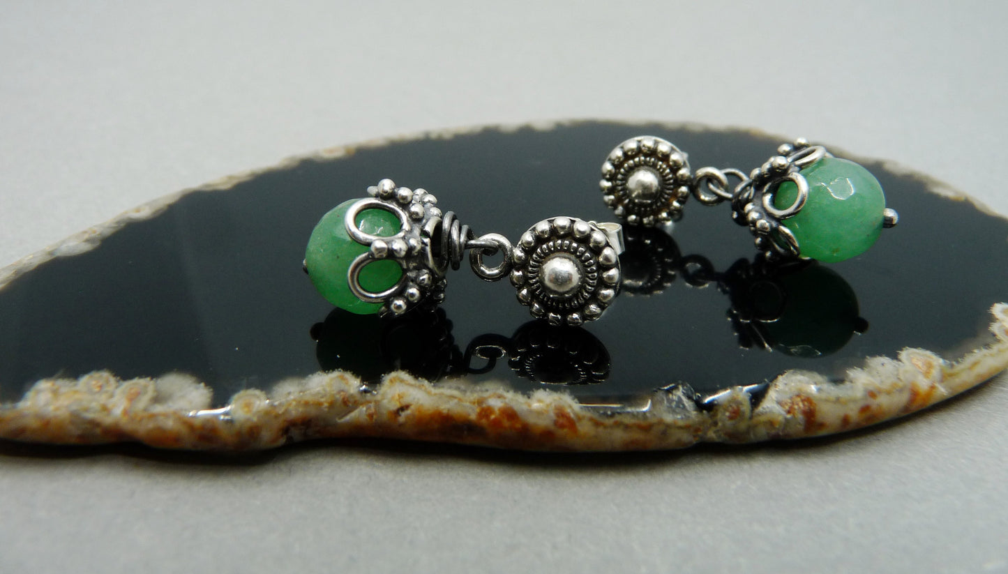 Oorknopjes met groene Jade en zwaar Bali zilver