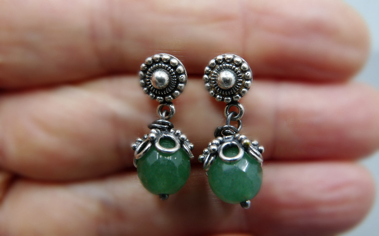 Oorknopjes met groene Jade en zwaar Bali zilver