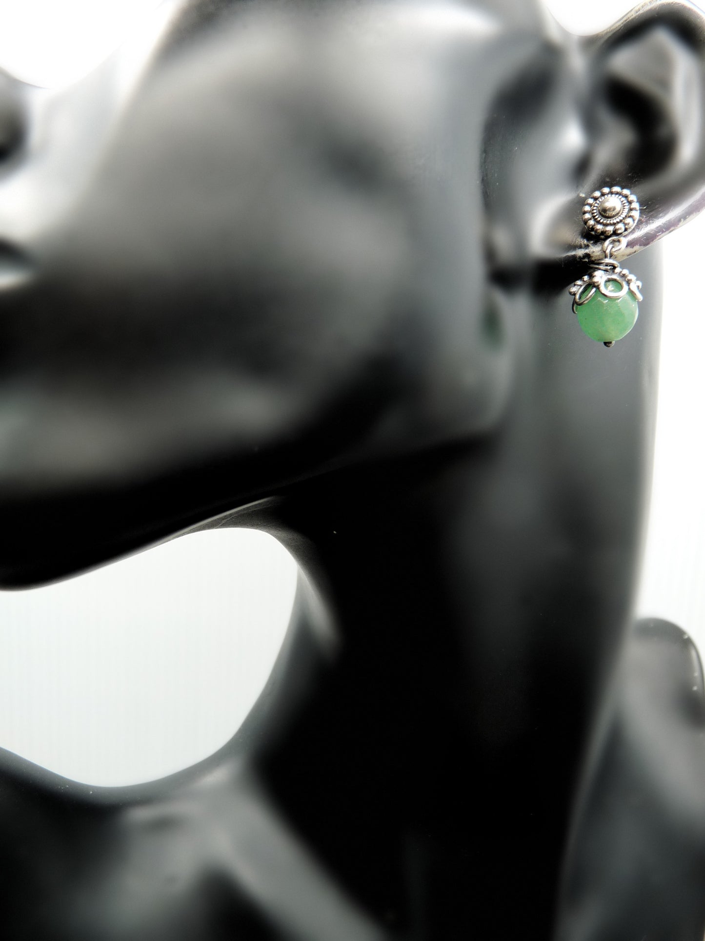 Oorknopjes met groene Jade en zwaar Bali zilver