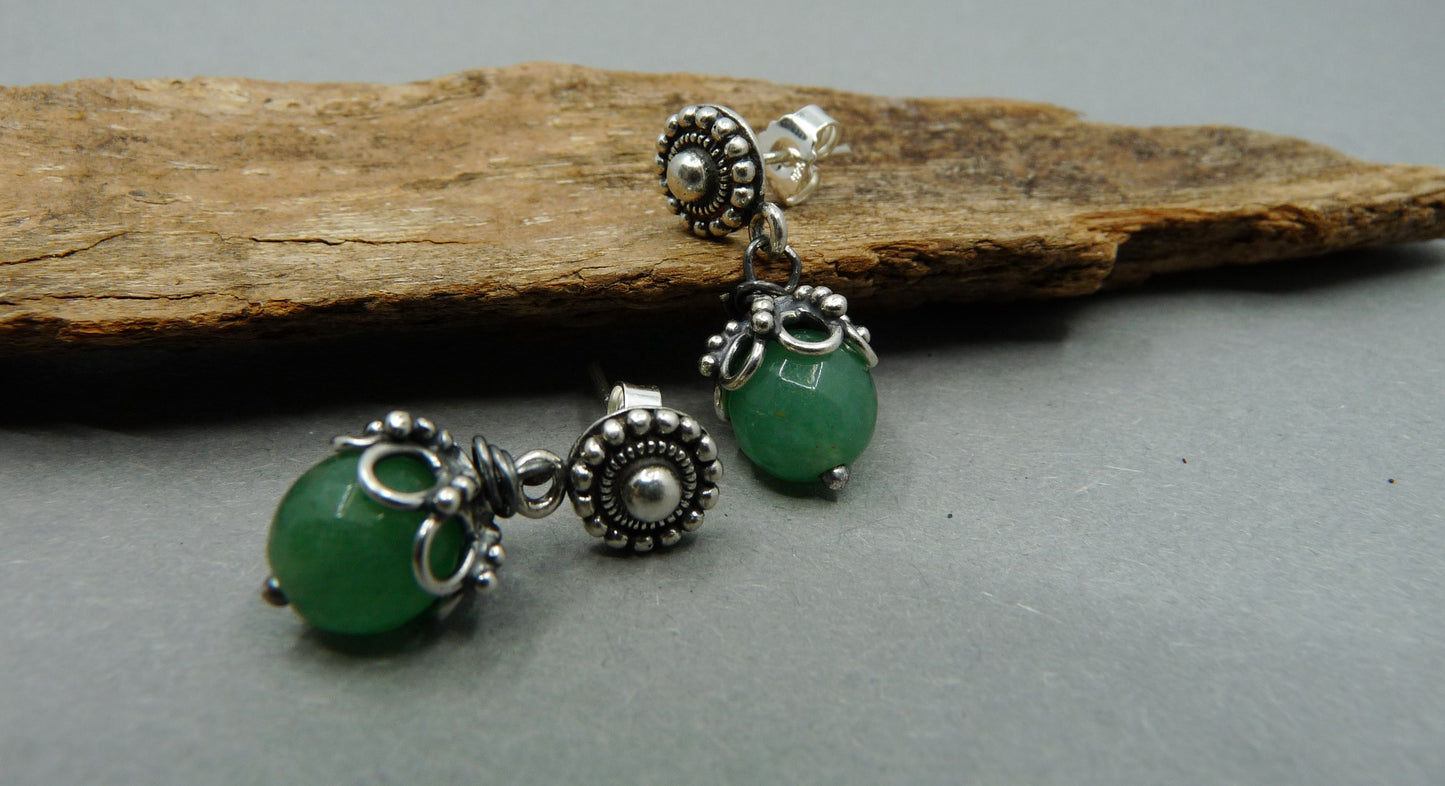 Oorknopjes met groene Jade en zwaar Bali zilver