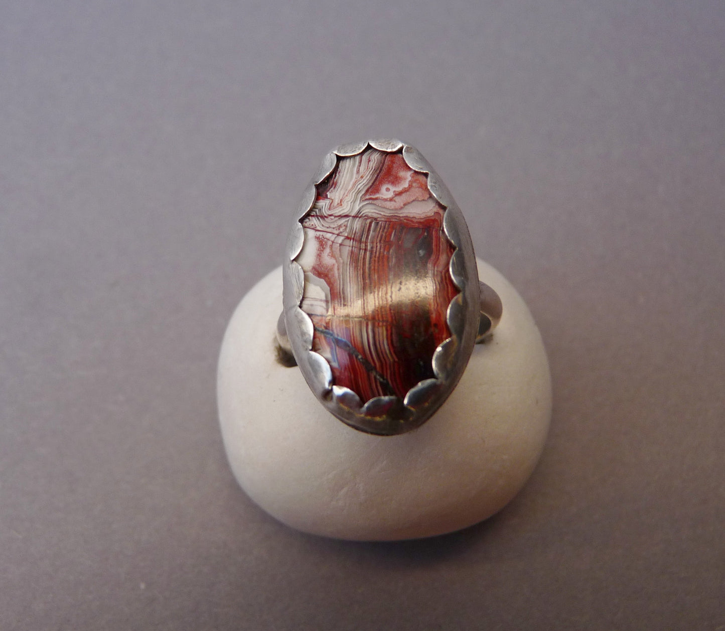 Handgefertigter Silberring mit einzigartigem Jaspis-Edelstein