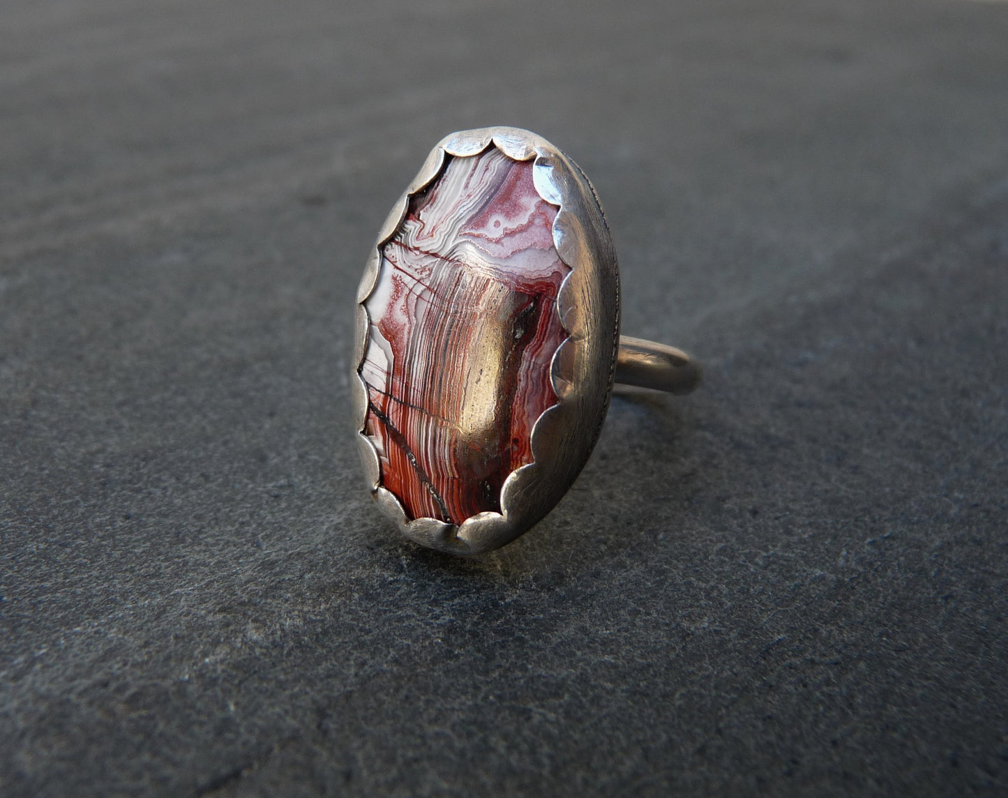 Handgefertigter Silberring mit einzigartigem Jaspis-Edelstein