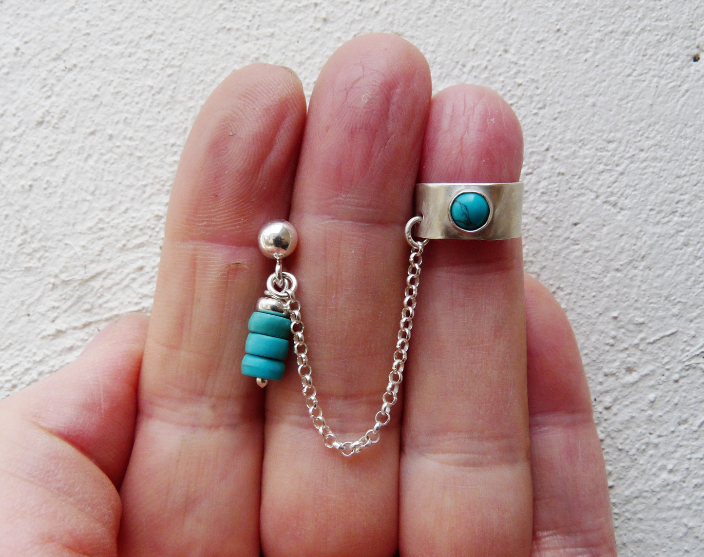 Moderner Herren-Ohrstecker mit Kette und türkisfarbenen Ohrsteckern