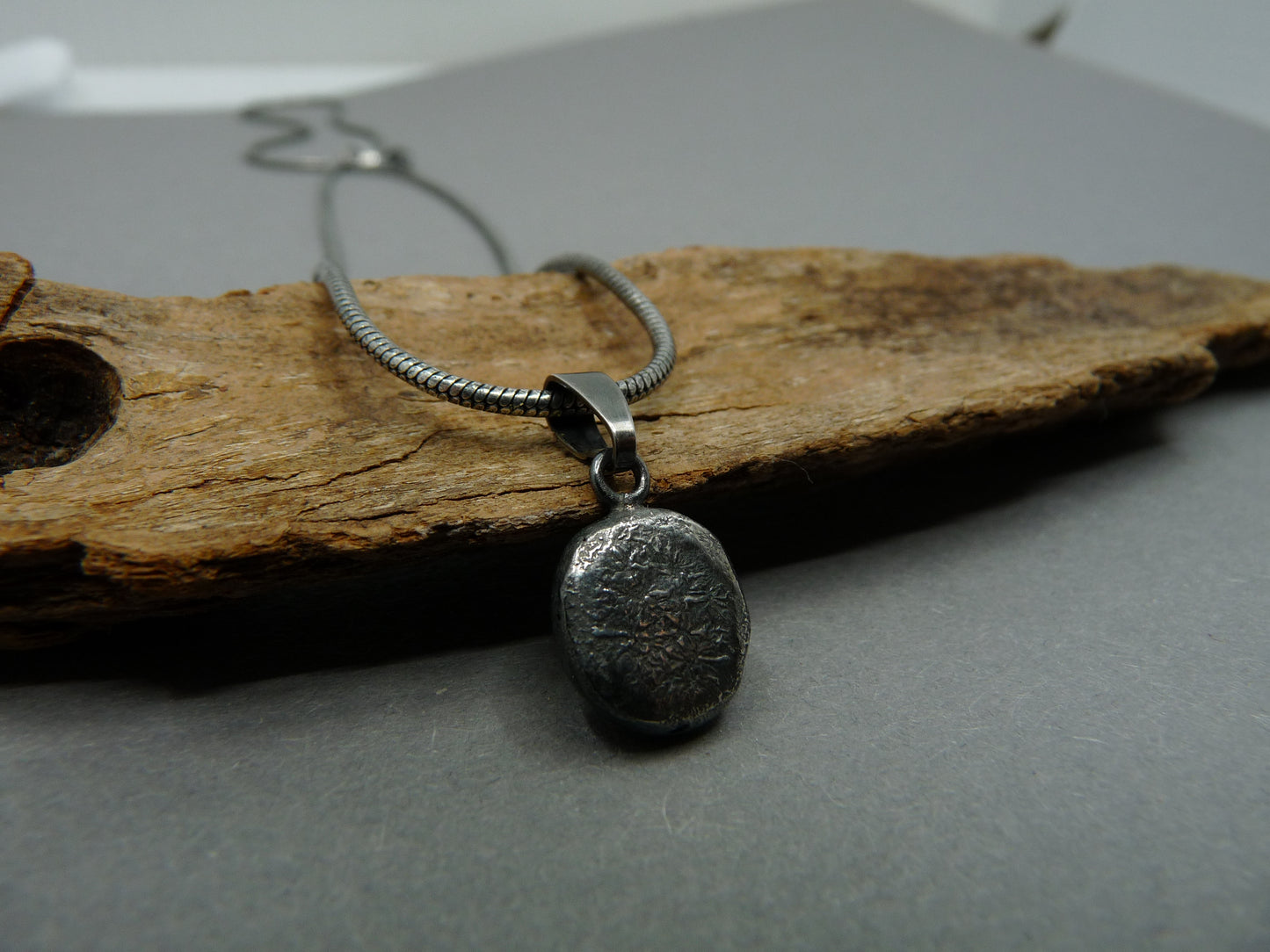 Handgemaakte ruw zilveren heren ketting voor de moderne man