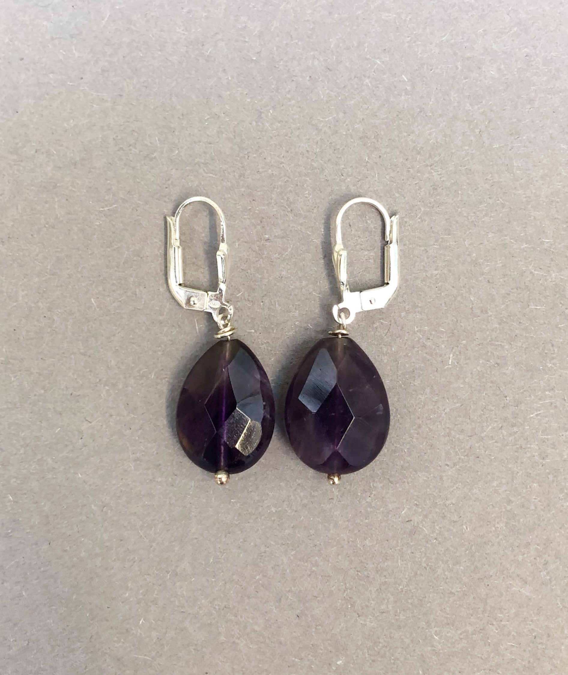 paarse edelsteen oorbellen met zilveren brisuren
