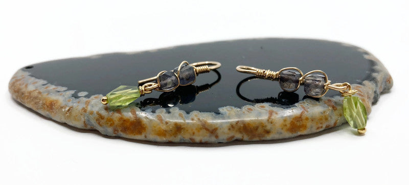 Ohrringe aus 14-karätigem Gold mit Iolith und Peridot