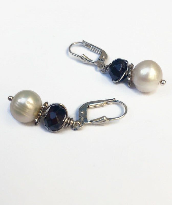 Schmuck aus Enkhuizen: Silberohrringe mit Granat und Perle