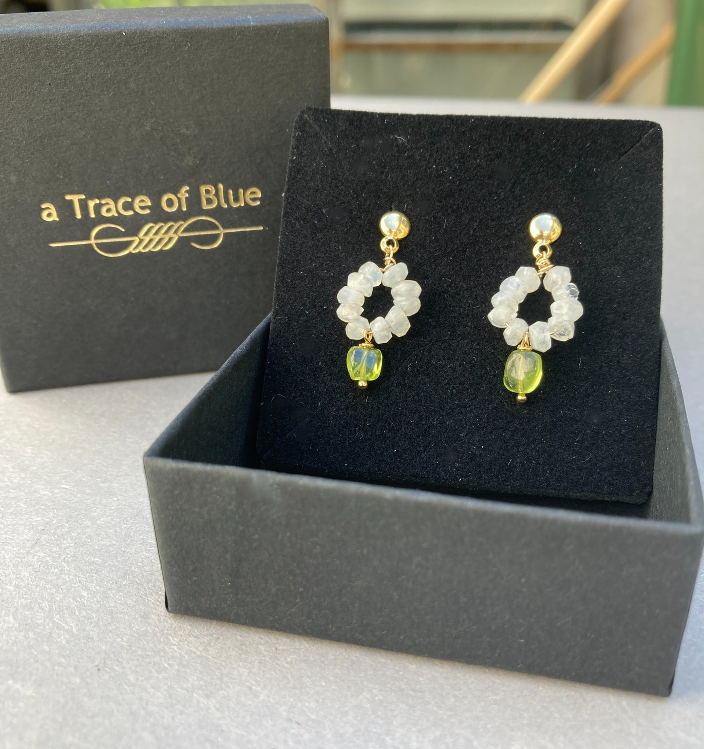 Maansteen en Peridot oorbellen – Handgemaakt in Enkhuizen