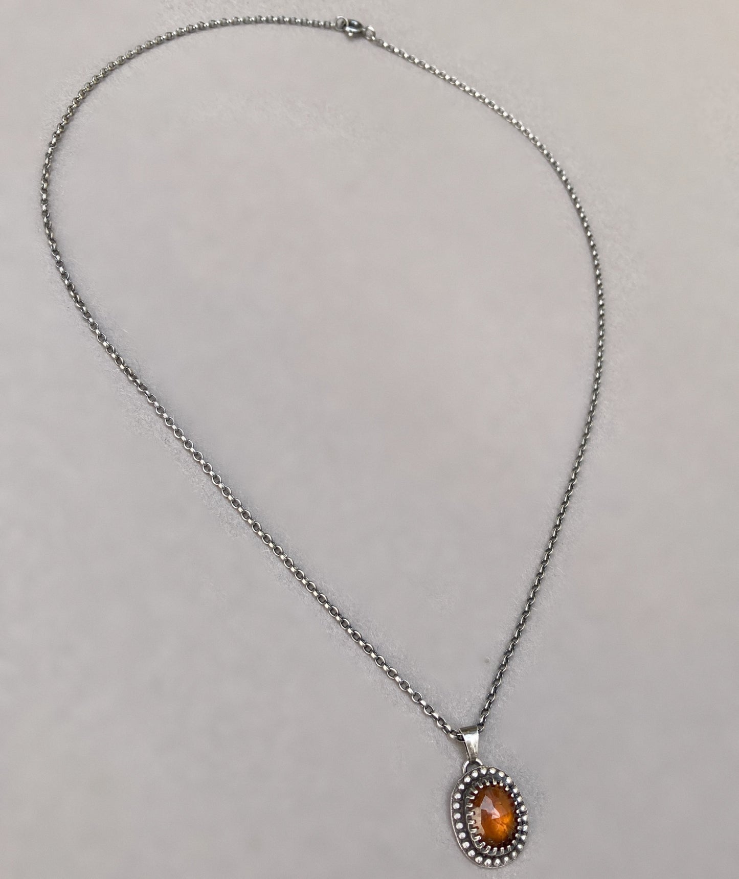 Halskette mit Anhänger aus Sterlingsilber mit Hessonit