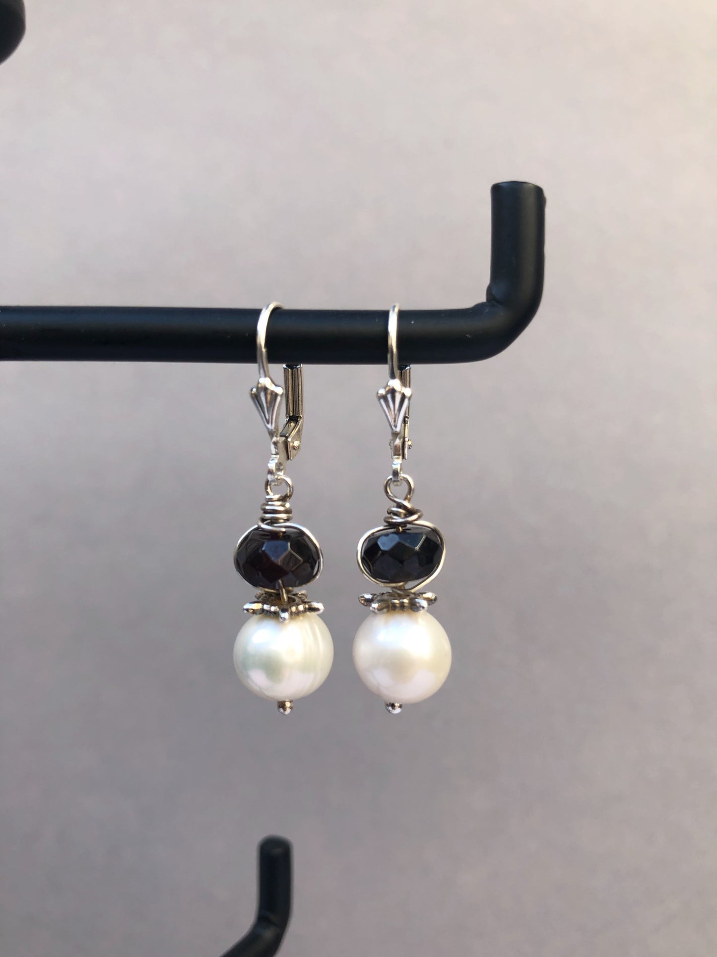 Schmuck aus Enkhuizen: Silberohrringe mit Granat und Perle