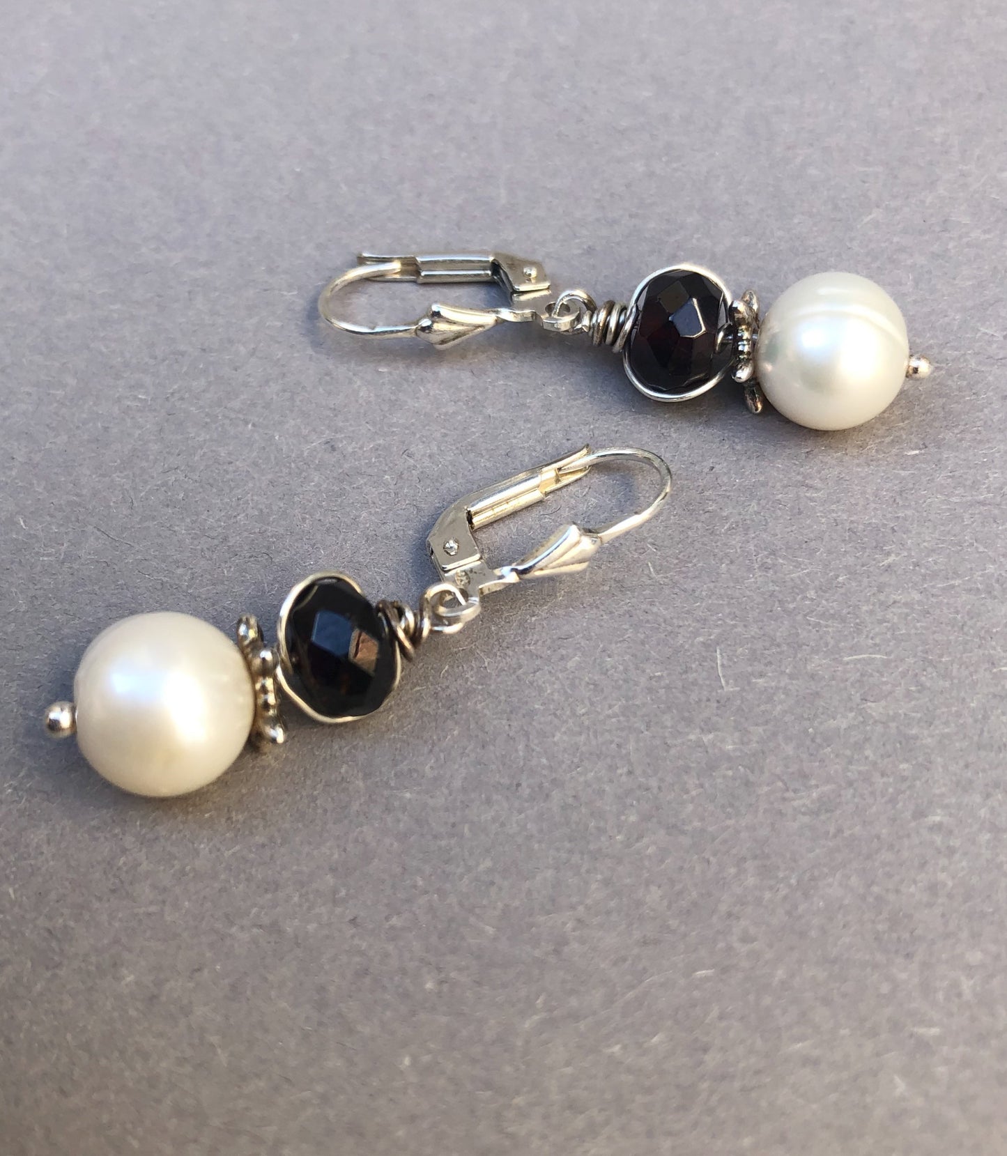 Schmuck aus Enkhuizen: Silberohrringe mit Granat und Perle