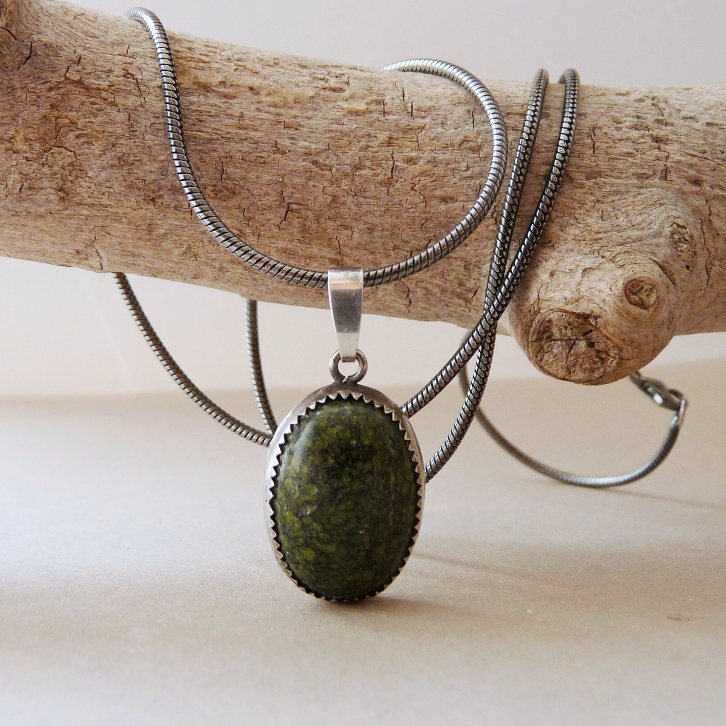 Zilveren herenketting met groene Serpentijn hanger – handgemaakt en stoer