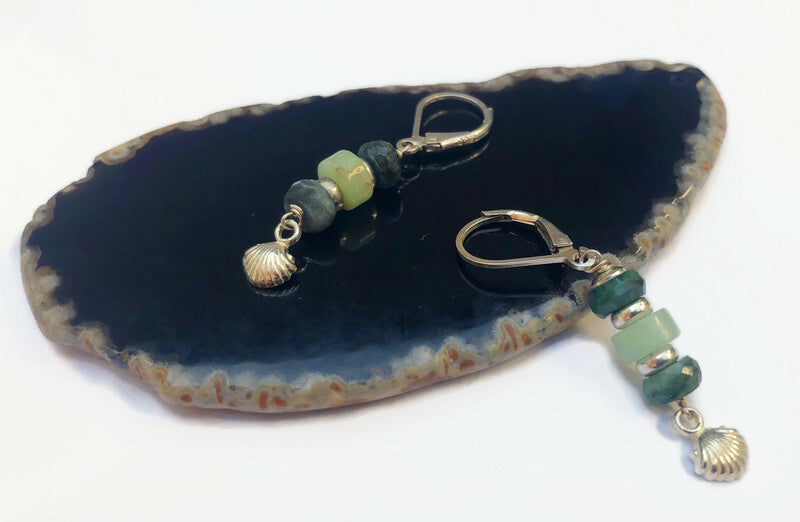 Lange Silberohrringe mit Smaragd und Amazonit