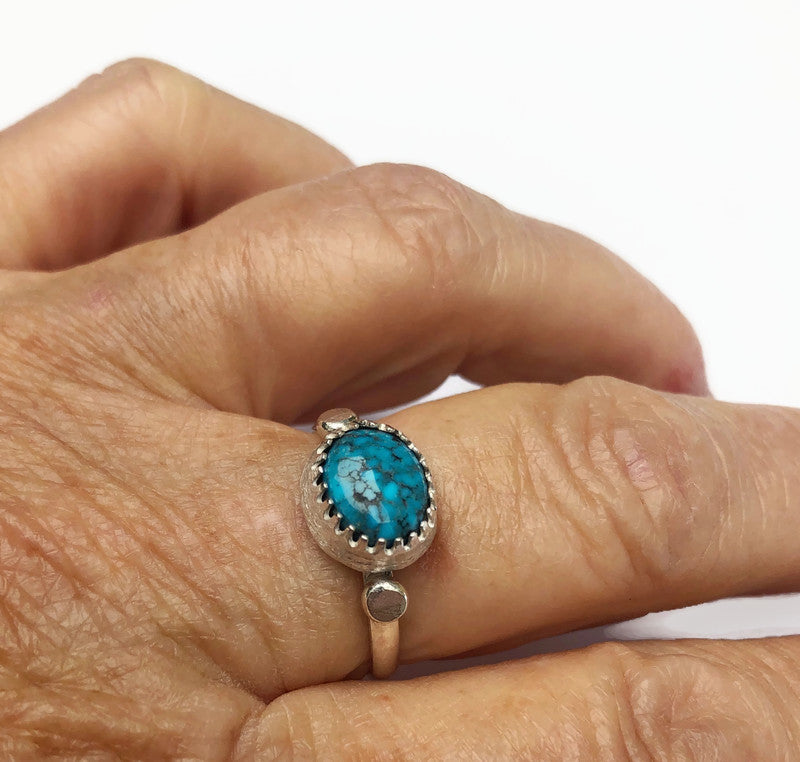 Handgefertigter Silberring mit türkisfarbenem Stein