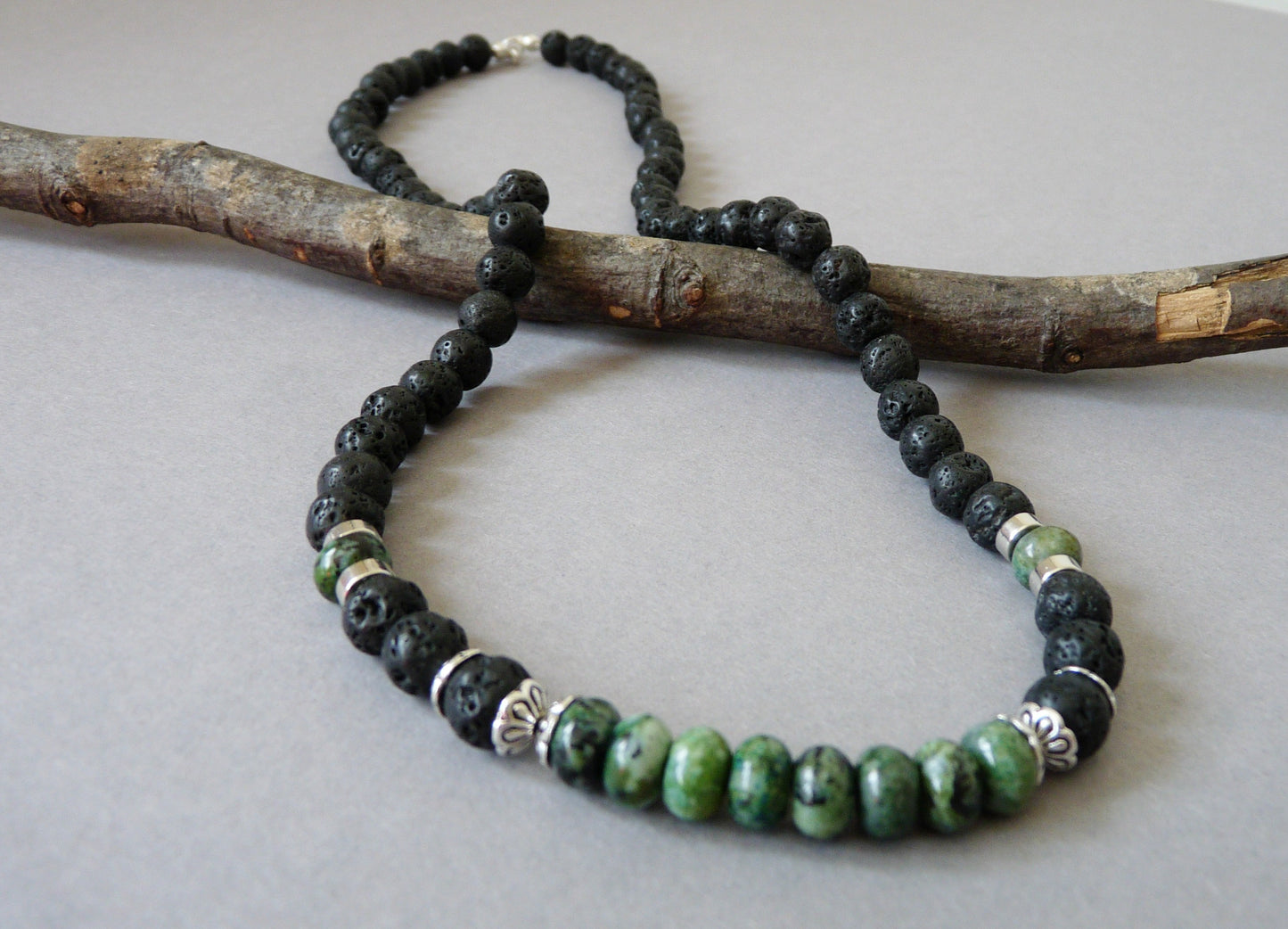 Kurze Herren-Perlenkette mit Natursteinen – Chrysokoll- und Lavaperlen