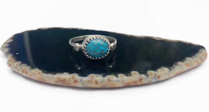 Handgefertigter Silberring mit türkisfarbenem Stein