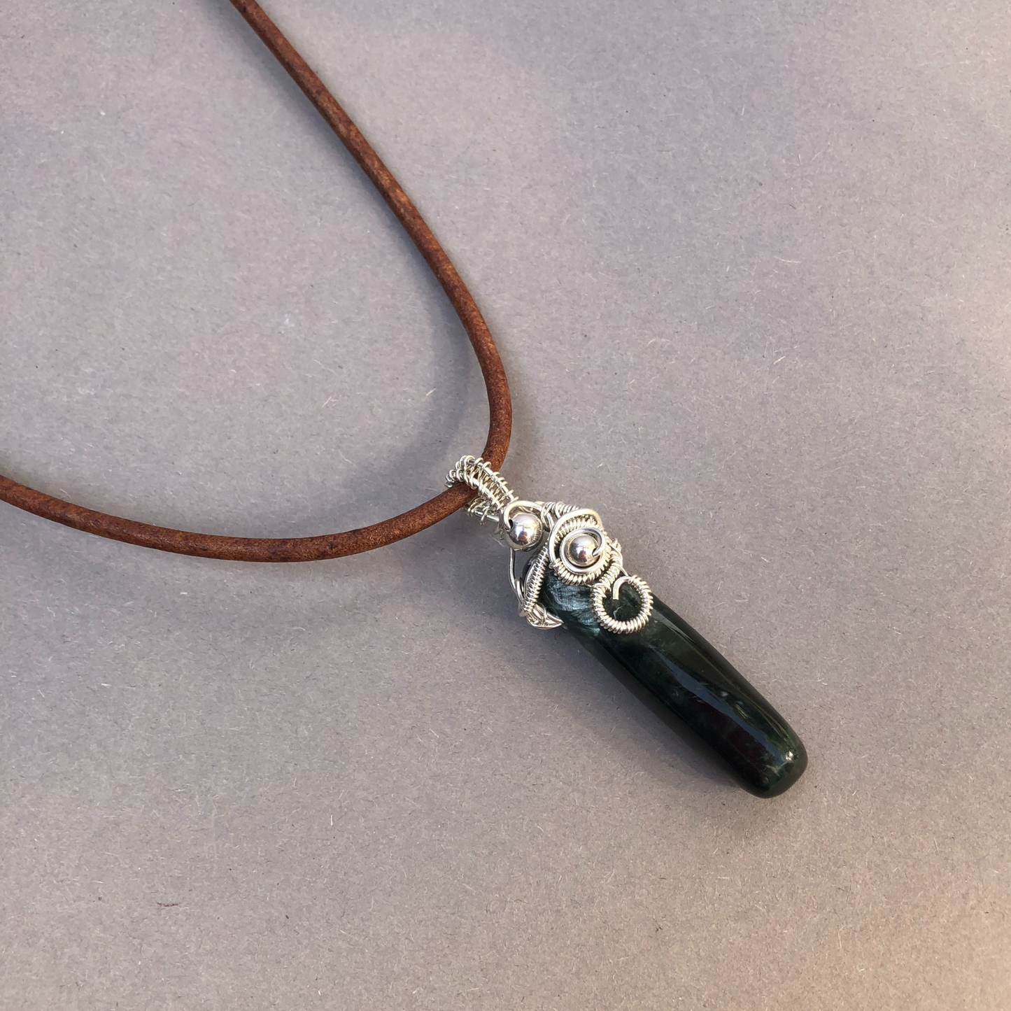 Leren heren ketting met natuursteen Serafiniet