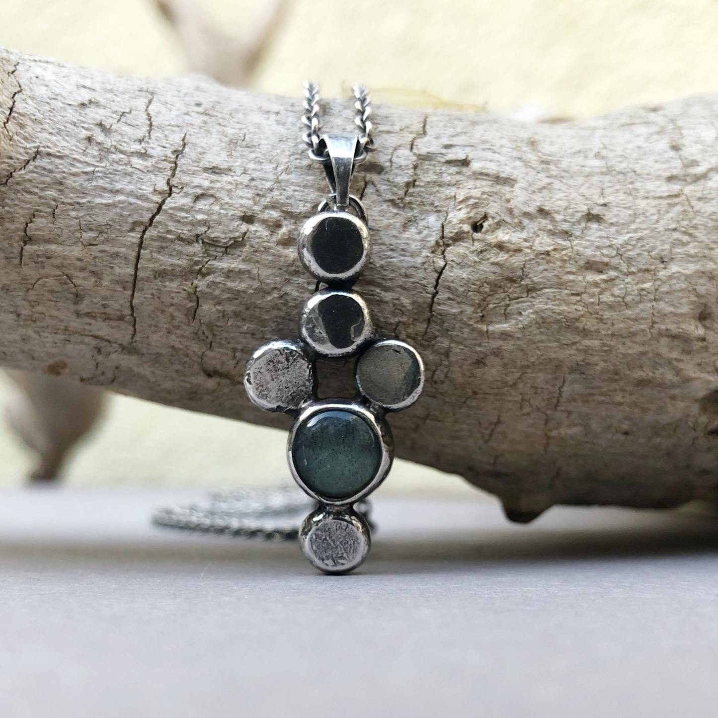 Herrenkette aus Silber mit Labradorit – kraftvoll und bedeutungsvoll