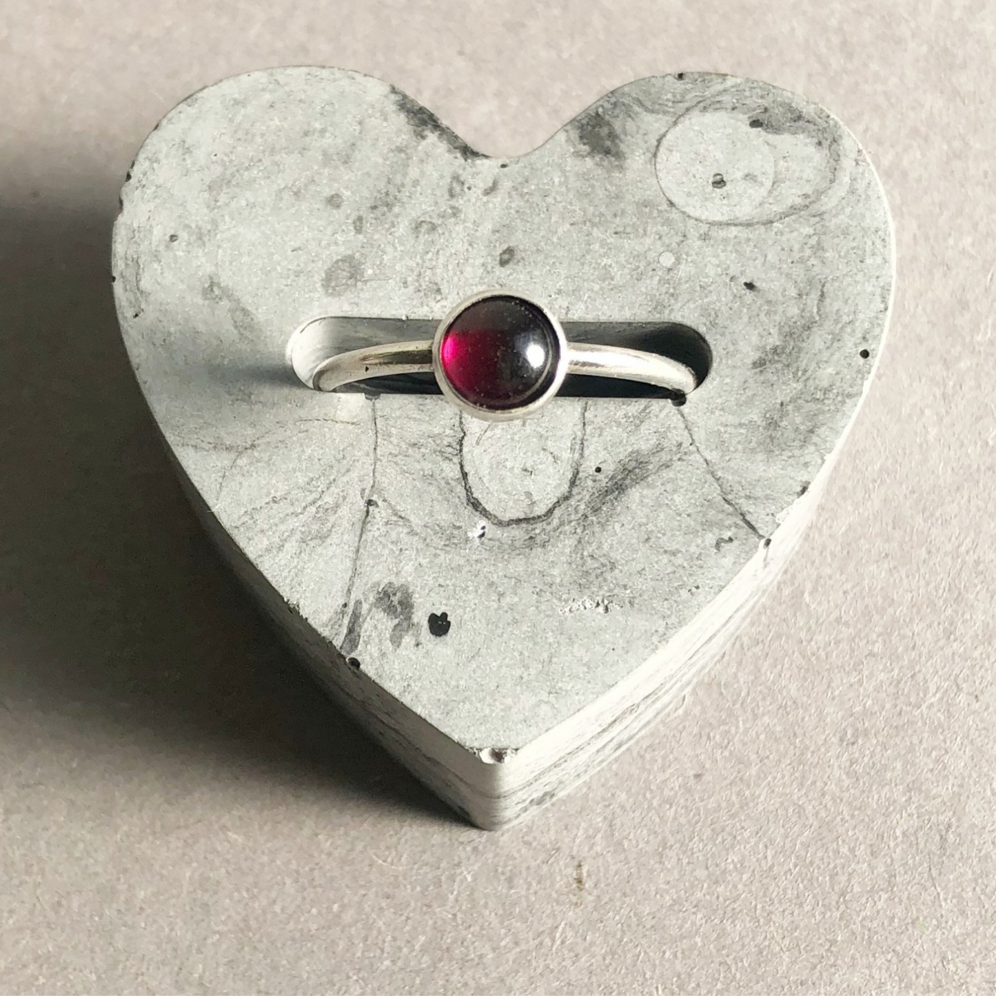 Stapelringen set met granaat, parel en zilver met 14k goud – Handgemaakt | Vuur en Parel Set