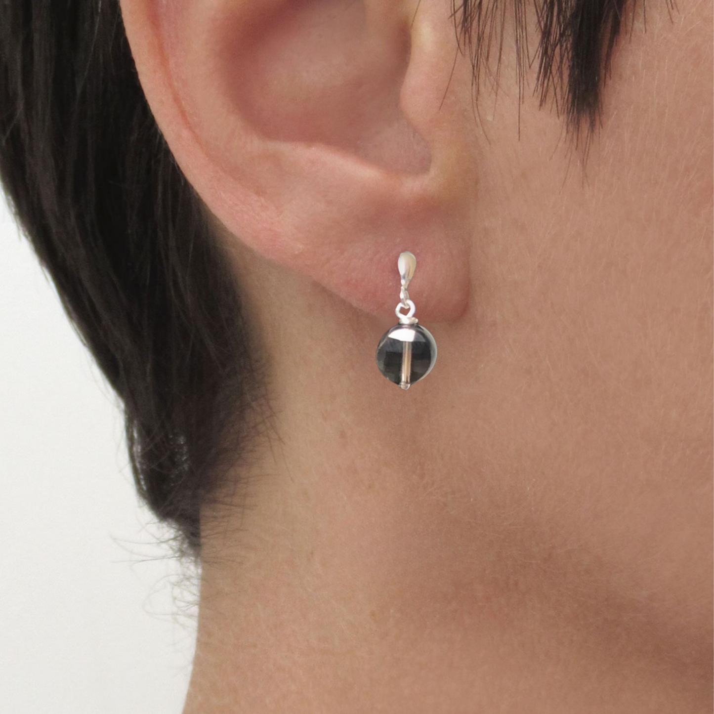 Zilveren oorbellen voor dames – oorknopjes met Rookkwarts