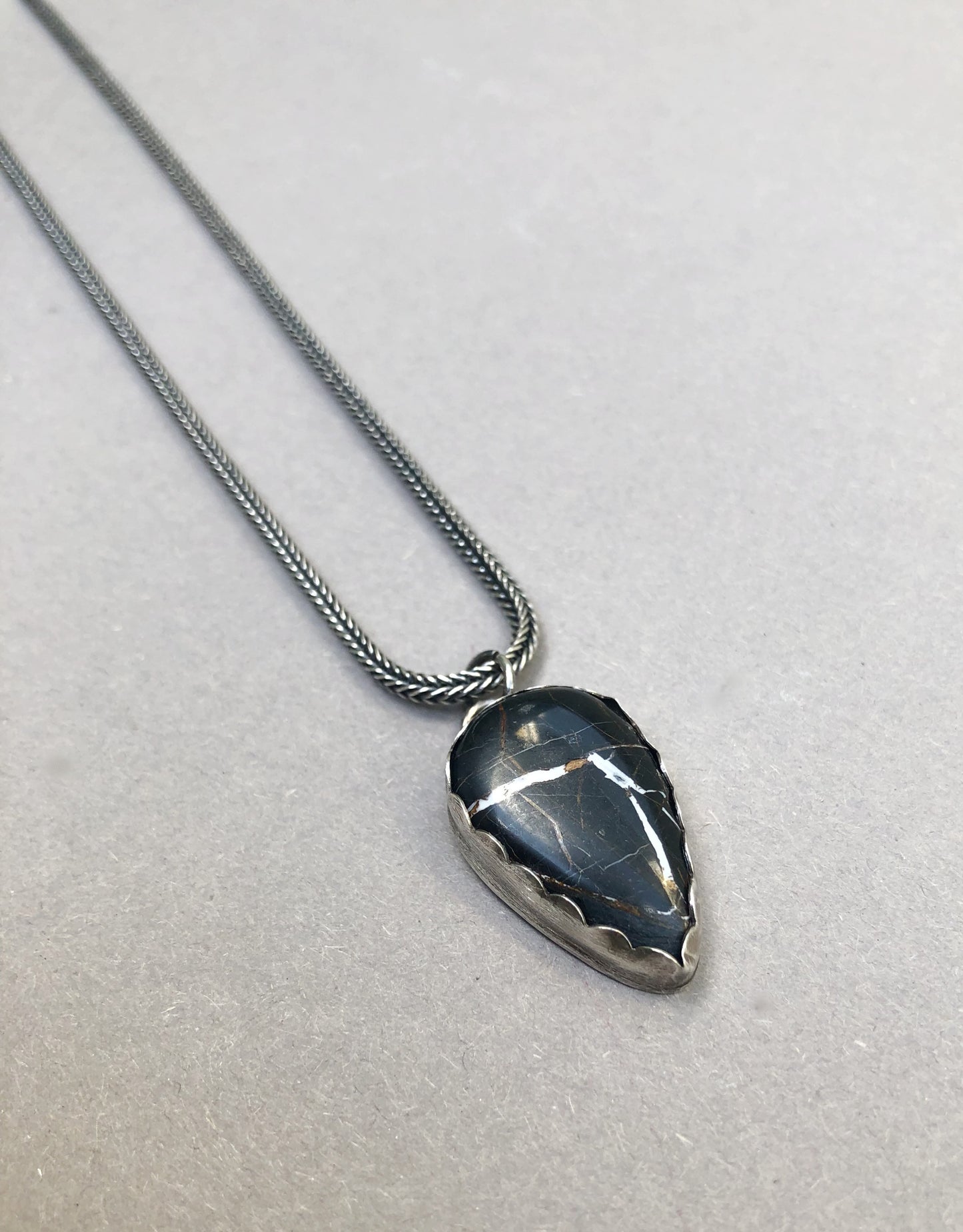 white buffalo hanger ketting