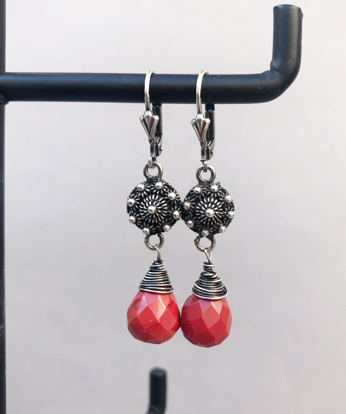 Zeeuwse Knoop Oorbellen met Carneool – Handgemaakt in Enkhuizen, West-Friesland