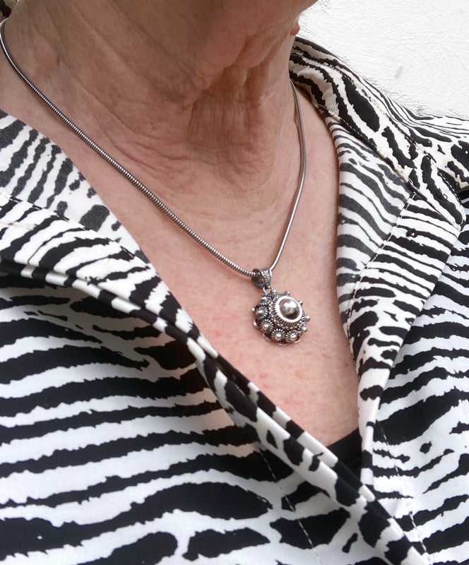 Zeeuwse knoop hanger ketting gedragen op model
