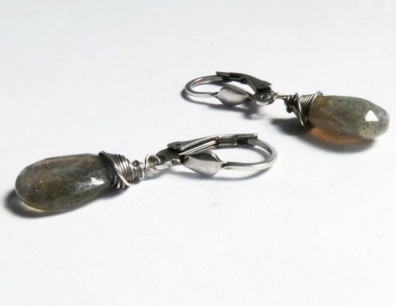 Labradoriet oorbellen voor dames – handgemaakte natuursteen druppel oorbellen