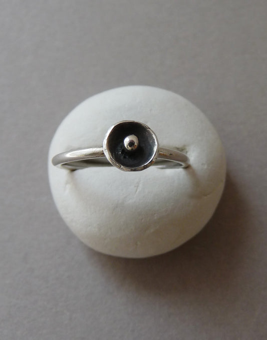 Silberner Stapelring mit Untertasse