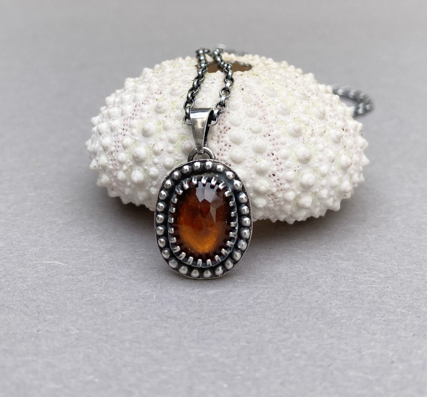 Halskette mit Anhänger aus Sterlingsilber mit Hessonit