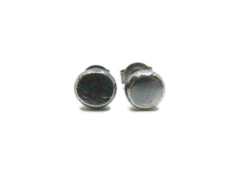 Heren oorknopjes in ruw zilver, sieraden uit Enkhuizen
