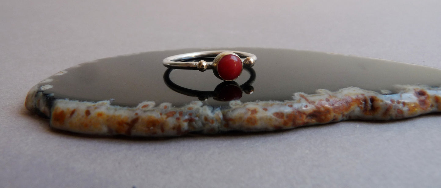 Dezenter Schiebering mit Koralle und 14 Karat Golddetails – Handgefertigtes Silber