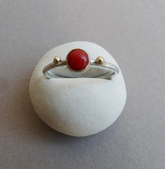 Dezenter Schiebering mit Koralle und 14 Karat Golddetails – Handgefertigtes Silber