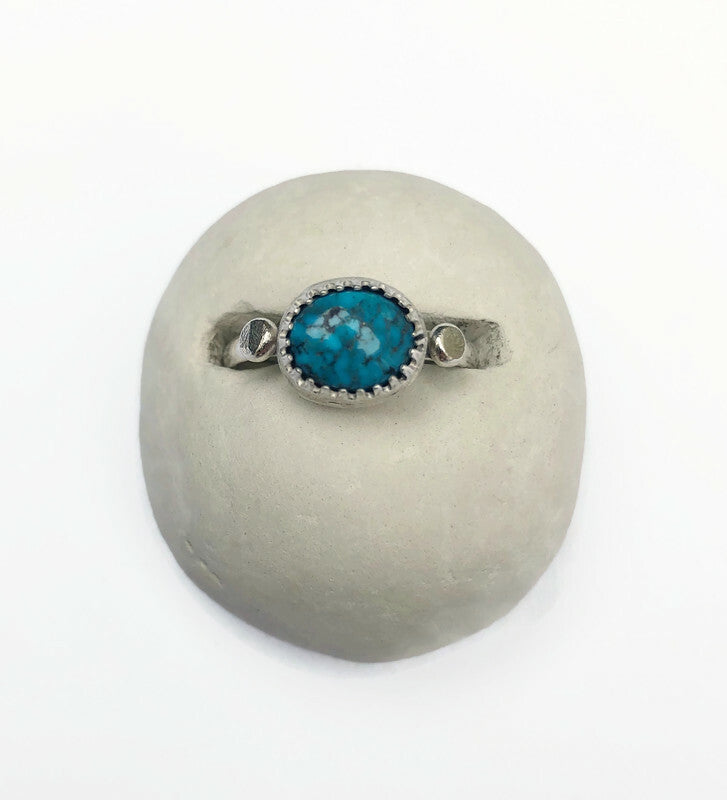 Handgefertigter Silberring mit türkisfarbenem Stein