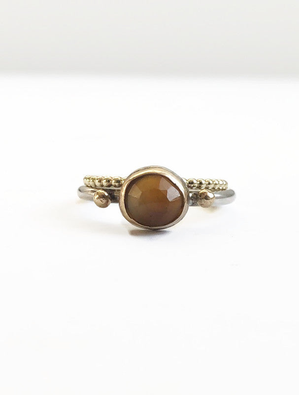 Stapelring aus Gold und Silber mit Citrin im Facettenschliff