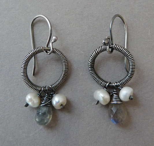 Zeitlose Brautohrringe in Silber mit Perlen und Labradorit