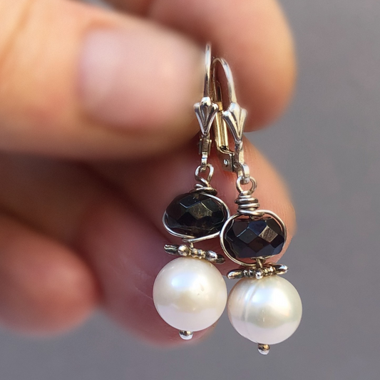 Sieraden uit Enkhuizen: Zilveren Oorbellen met Granaat en Parel