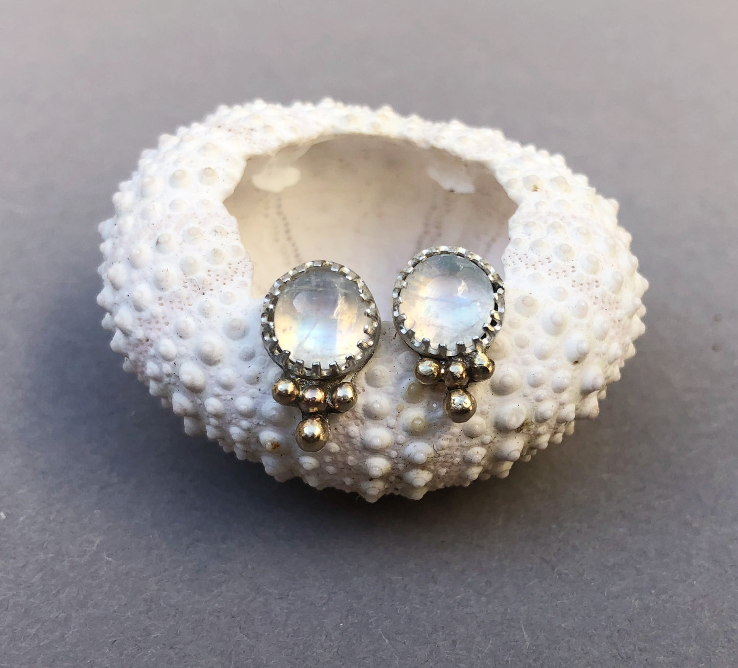 14 Karat Gold Brautohrringe mit Mondstein – Handgefertigt & zeitlos