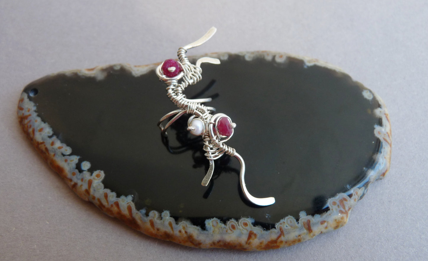 Handgemaakte zilveren bruids ear cuff met robijn en parel