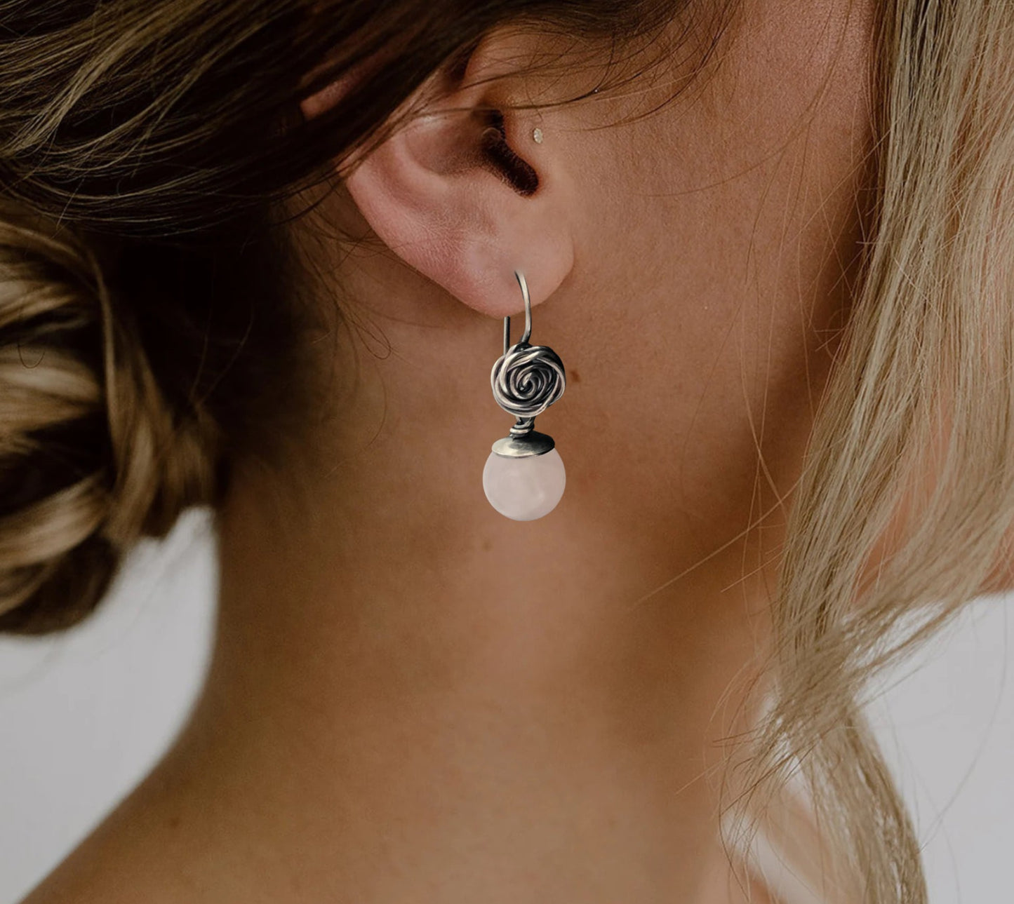 detailfoto-zilverdraad-roosjes-oorbellen-rozenkwarts